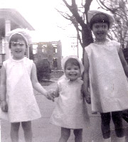 MommyCathyTina.JPG (13544 bytes)
